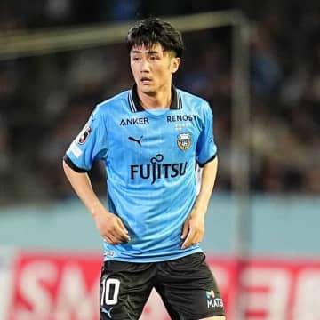 川崎の大島僚太が復帰戦で再び負傷か...75分に途中出場→得点の起点になるディフェンス→足を引きずり、試合終了前にピッチを去る