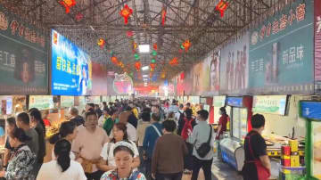 国慶節連休でにぎわう中国・新疆ホータンの夜市