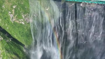 中国・貴州の「世界一高い橋」にウオーターカーテンの演出　水はどこから？