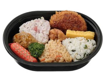 梅・鶏めし・わかめの3種のおにぎりと、玉子焼きや赤ウインナーなどのおかずを詰め合わせて税込429円! セブン‐イレブンが「おにぎりランチ」を発売