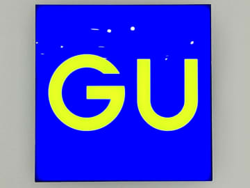 部屋着に見えない“スウェット” →【GU】で発見！ 大人はこう穿く♡「サマ見えコーデ」
