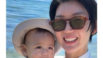 栗原恵 0歳長男から熱烈チュー！「ラブラブ攻撃最高過ぎ」広大な芝生の上をハイハイする姿などピクニック日和を満喫
