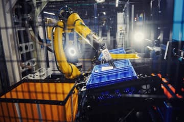 アマゾン、ロボット100万台時代の物流新戦略　AIが導く「人間と機械協働」の現在地
