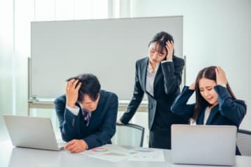 「早く懲戒免職になってほしい」客へのデタラメ案内でクレーム連発する上司にドン引き