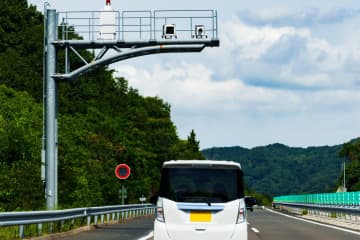 20代小学校教師の女性 高速道路で “法定速度” を『52キロオーバー』で爆走し検挙 “出していた速度” が話題に「加西のSAかな？出口でパトカーがレーダー取り締まりしてるよな」「いやいや、あの急カーブが多い中国道で飛ばしすぎ、、」
