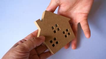 土地や建物、現金は相続できるが、資格や一部権利は相続できない。相続財産になるものとならないもの一覧と確認しておきたい財産