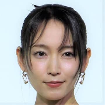 吉岡里帆、フレグランスは“なくてはならない存在”　総額約8000万円のジュエリーと香りで登場