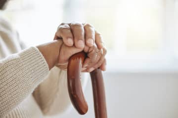 60歳で独身のまま定年退職しました。貯蓄は2000万円ですが、一人暮らしとしては十分といえるのでしょうか？
