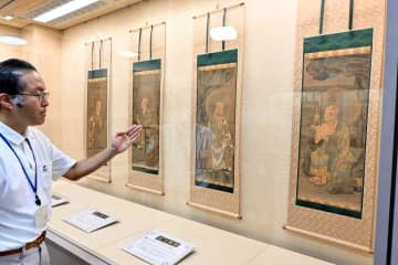 十六羅漢像の複製公開　重文の掛け軸16幅　茨城・龍ケ崎