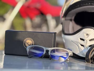 道を間違えにくくなるメガネ⁉ バイク用アイウエアを1年半使ったら、4つの「スゴイ！」が“見え”てきた