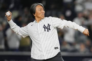 松井秀喜さん、米NYで始球式　地区シリーズ第4戦