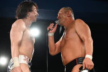 【DDT】鈴木みのるが上野勇希との初の前哨対決で勝利しDDT3冠宣言！「KO-D6人タッグも両国のダブルタイトル戦も、おまえは俺の前にひれ伏すんだ」