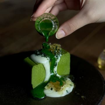 やさしい甘み、深い香り。堀養蜂園 × 頓宮茶寮の秋限定メニュー「蜂蜜抹茶テリーヌ」と「はちみつ和紅茶」。販売開始 10月1日～