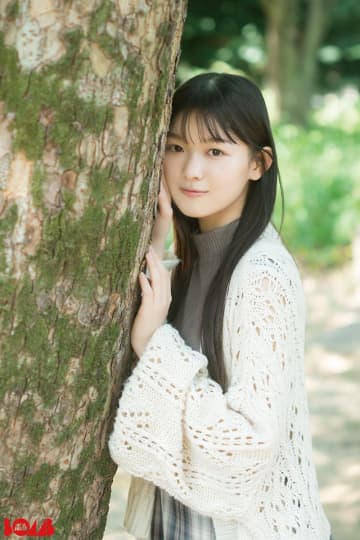 櫻坂46・山川宇衣、黒髪ロング×秋コーデで圧倒的透明感