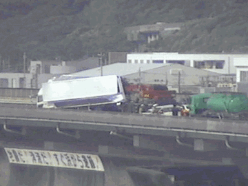 【国道1号】富士由比バイパス 清水区内で衝突事故 通行止め解除には時間がかかる見込み（9日11:10現在）