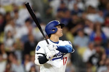 大谷翔平、フィリーズとの第３戦の第一打席はレフトフライ。追い込まれての４球目をヒッティングも…【地区シリーズ第３戦】