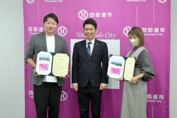 「駅チカ、街チカ、心チカ」　「知らないようじゃ無理か」　地域の魅力幕掲げ発信　四街道市、考案の2人表彰