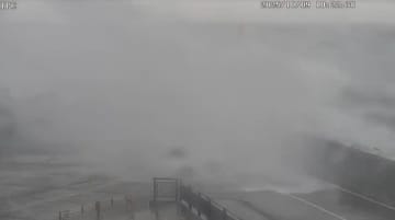 【台風22号】八丈島のライブカメラ、港に「波が襲いかかる」様子。気象庁、八丈町に大雨特別警報を発表