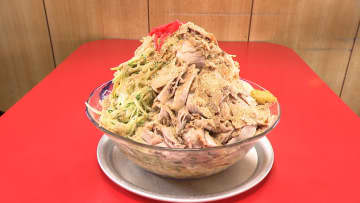 キャベツたっぷりの特大冷麺がまるでエベレスト！「おいでやす」で迎えてくれる京都の『オモウマい店』