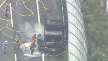 東北道で大型トラック炎上…エンジン部分から出火か　下り・岩槻IC～久喜白岡JCTで一時通行止めに