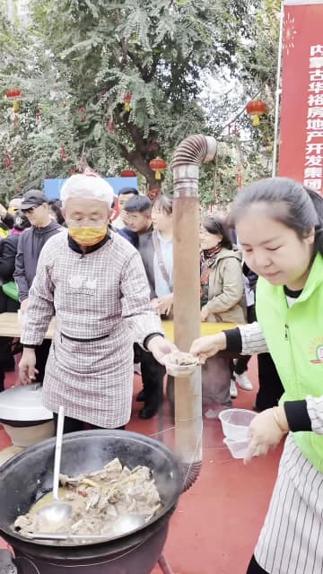 100メートルの焼き台登場　中国内モンゴルで羊肉料理ふるまうイベント