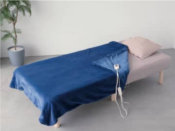 極上シルキータッチで「足ポカ快眠」を実現！「プレミアムフェイクファー電気毛布」にネイビーが新登場　ロングセラーシリーズの電気毛布シリーズ