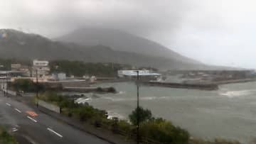 【速報】暴風特別警報を強風注意報に波浪特別警報を波浪警報に切り替え…伊豆諸島7つの町や村　八丈町の大雨特別警報は継続　台風22号