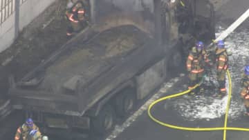車体は焼け焦げ“真っ黒”に…エンジン部分から出火か　東北道で大型トラックが炎上　ケガ人なし　下り・岩槻IC付近