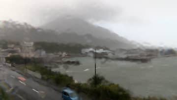 “2025年最強台風”伊豆諸島で記録的大雨…暴風で車の横転など被害　八丈島は雨降り続き木や街灯揺れ倒木にも注意