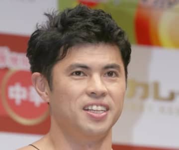 小島よしお、秋田・大館で郷土料理『きりたんぽ』を子どもたちと手作り「うまピーヤ」