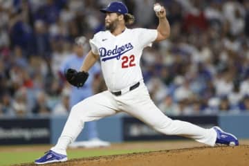 「大炎上しとる…」通算223勝左腕カーショウが異例のリリーフ　“イニング跨ぎ”で大量５失点に悲痛、同情の声「滅多打ちやん」「ラスト登板になったら悲しすぎるぞ」