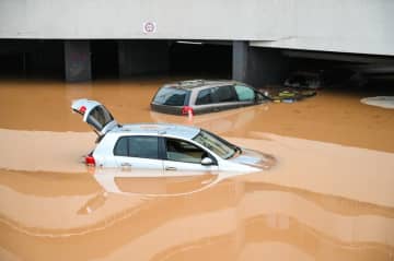 大雨で「地下駐車場の車270台」が水没…管理者に“責任”は問える？ 自動車保険で補償はされる？「全損・修理扱い」の違いとは