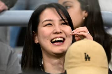 「真美子夫人いると安心」本拠地に戻ってきた夫たちを全力応援　真美子さんは黒シャツにダメージジーンズ姿のラフな装い