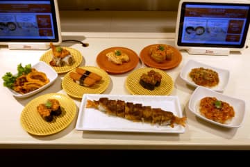 グローバルな寿司体験を提供する「GENKI SUSHI×魚べい」、東京・上野にオープン