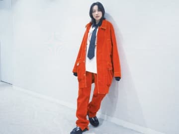 のん、ド派手な朱色セットアップ×黒ネクタイの個性的ファッション姿に絶賛の声