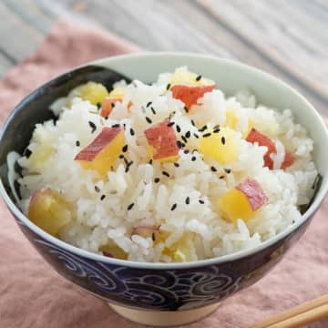 【さつまいもが甘くてホクホク】秋の炊き込みご飯はこれで決まり！簡単さつまいもご飯のレシピ