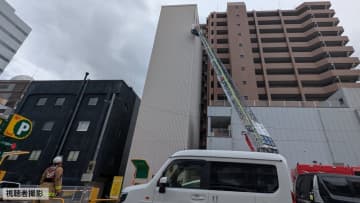 「立体駐車場の外壁がめくれ上がっている」高さ30m部分一部剥がれ風にあおられる　消防隊がハシゴ車で撤去…強風の影響か　水戸市