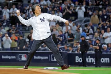 松井秀喜氏がヤンキースの始球式に登場　見事なストライク投球で笑顔　09年ワールドシリーズMVP