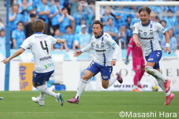 ｢ノーシューズでのゴールは無効か否か?｣(1)横浜FCに開幕3連勝をもたらした｢右足ストッキング弾｣、セルジオ越後と釜本邦茂の前で決まった｢スパイクなし決勝弾｣