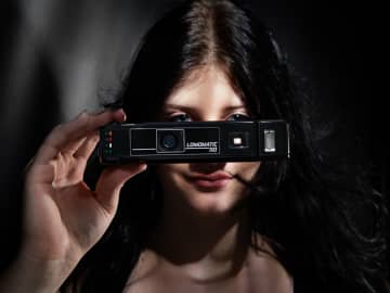 ロモグラフィーの110カメラに「オールブラック」の新モデル　スライド機構を再現　ガラス製レンズを搭載
