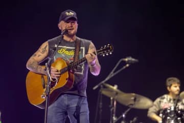 カントリーの米スター歌手、新曲予告動画で米移民当局を批判