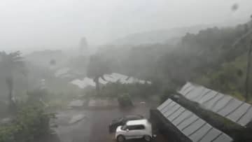暴風でラーメン店は屋根吹き飛び無残な姿に…台風22号が八丈島を直撃　一時約5700軒が停電し「特別警報」も発表　ホテルでは雨漏りや窓ガラス割れる被害