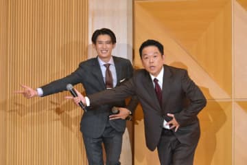 Snow Man 向井康二はスーツが似合いすぎ？　ダイアン 津田篤宏ともツッコみ合戦