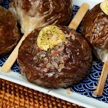 【ライスペーパーで焼きそばを簡単アレンジ♡】子どもが喜ぶ見た目！ライスペーパーで作る焼きそばロリポップ
