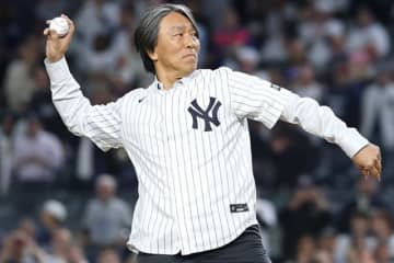 「何というピッチだ！」松井秀喜がヤンキース本拠地で始球式！ レジェンドのナイス投球に現地熱狂「お帰り、ミスター・オクトーバー」「我々の偉大な選手」