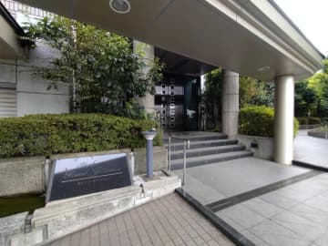 ストークグラン深沢 2階｜緑とゆとりのある世田谷深沢エリア。区立小・中学校徒歩3分圏内。専有面積100㎡超、広々27帖超の床暖房付きLDK