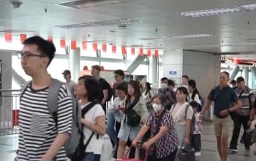 深センと香港の双方向往来に熱気、ハイテク製品が連休中の人気商品に