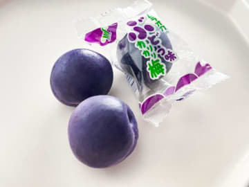 ぶどう味のカリカリ梅にびっくり！脳がバグる、大バズ中のお菓子を食べてみたところ…