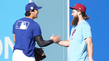 大谷翔平は元同僚マーシュと笑顔で再会　ポストシーズンのピリピリする空気の中でも戦いを忘れる瞬間