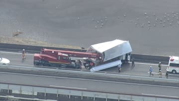 トラック荷台部分にクレーン突き刺さり…軽自動車は大破　バイパスで車3台関連する事故　70代女性と50代男性がケガ　静岡市清水区
